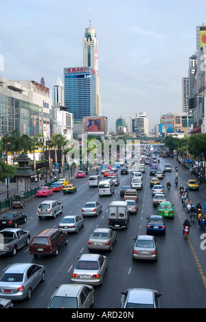 Le linee di traffico fino al di sotto del Bangkok Bangkok Skytrain Thailandia molti residenti hanno iniziato ad acquistare condomiums lungo il cielo Foto Stock