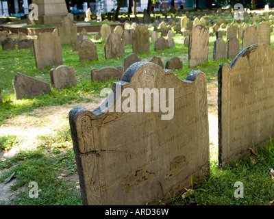 File di marcatori di pietra nel granaio sepoltura, parte del sentiero della libertà in Boston Massachusetts, STATI UNITI D'AMERICA Foto Stock