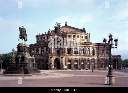 A Dresda, Theaterplatz, Semperoper mit Reiterstandbild König Johann von Sachsen Foto Stock