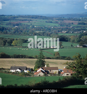Autunno misti Devon terreni agricoli con edifici e campi piccoli Foto Stock