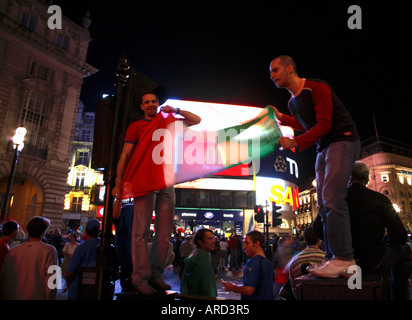 I fans italiani celebrando in Piccadilly Circus dopo la vittoria in Coppa del Mondo 2006 vs Francia, Soho, Londra Foto Stock