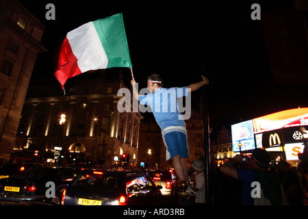 I fans italiani celebrando in Piccadilly Circus dopo la vittoria in Coppa del Mondo 2006 vs Francia, Soho, Londra Foto Stock