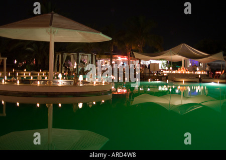 Nikkis spiaggia Piscina Ristorante e bar nel lusso Palmerai quartiere degli hotel di Marrakech Marocco di notte Foto Stock