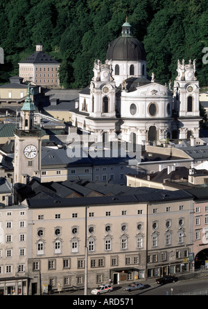 Salisburgo, Kollegienkirche, Mit Rathaus Foto Stock