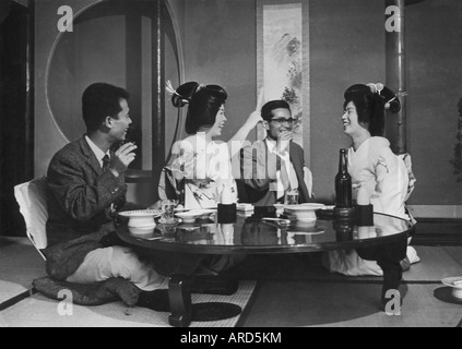 Geografia / viaggio, Giappone, persone, donne, geisha con i clienti, Nagasaki, circa 1960, Foto Stock