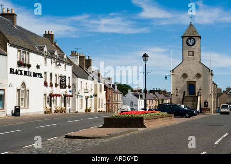 Lauder città in confini scozzesi a sud di Edimburgo con Black Bull Hotel e il municipio Foto Stock