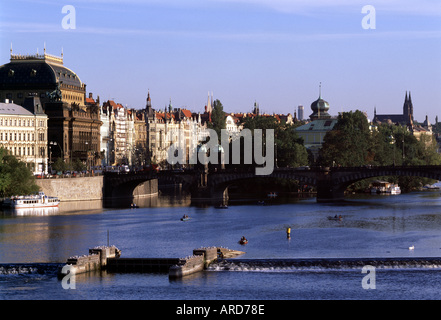 Prag, Blick von der Karlsbrücke auf das Nationaltheater und die Slovansk'y Insel Foto Stock