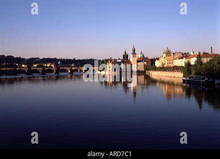 Prag, Karlsbrücke und Altstadt, über Moldau von Süden Foto Stock