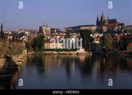 Prag, Moldau mit Hradschin, San Nicolò und Karlsbrücke Foto Stock