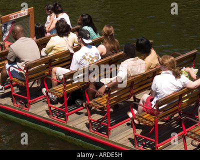 In prossimità di persone a godersi il cigno di barca nei giardini pubblici di Boston, Massachusetts, STATI UNITI D'AMERICA Foto Stock