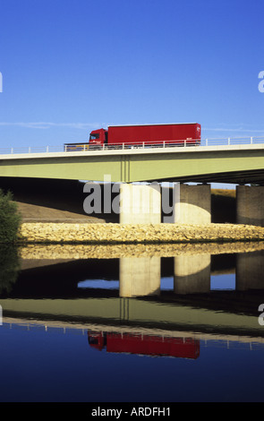 Camion che viaggiano sulla A1/M incrocio autostradale ponte sopra il fiume aire Leeds REGNO UNITO Foto Stock