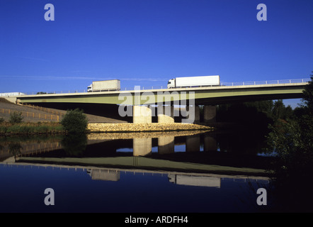 I veicoli che viaggiano sulla A1/M incrocio autostradale ponte sopra il fiume aire Leeds REGNO UNITO Foto Stock