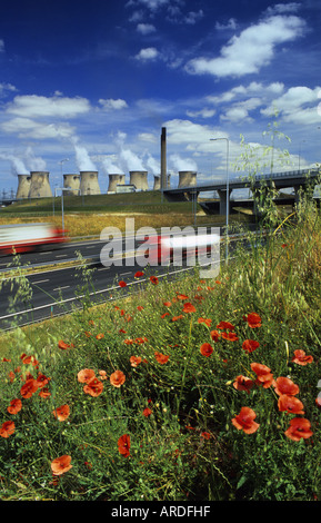 Per i veicoli che circolano sulla autostrada M62 a giunzione holmfield da ferrybridge power station Foto Stock