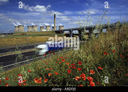 Per i veicoli che circolano sulla autostrada M62 a giunzione holmfield da ferrybridge power station Yorkshire Regno Unito Foto Stock