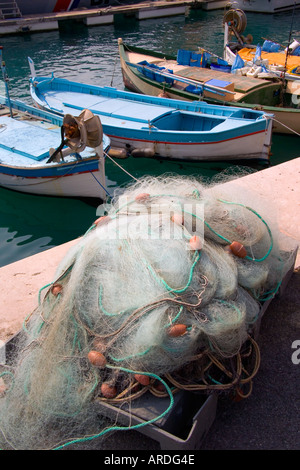 Le reti da pesca e sulle imbarcazioni del porto di Nizza Francia Foto Stock