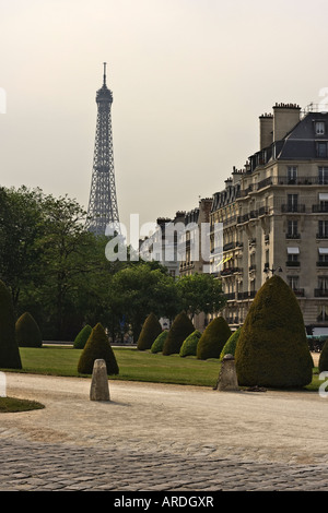 Fila di edifici di Parigi lungo la Rue de Grenelle vista dal cortile settentrionale a Les Invalides. Foto Stock