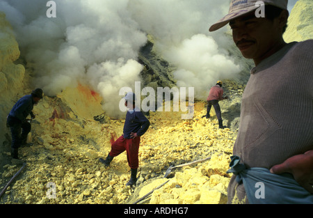 Uomini al lavoro all'interno del live del vulcano Kawah Ijen in Giava Est Indonesia zolfo di data mining Foto Stock