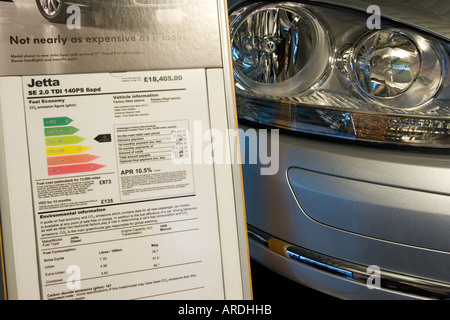 Efficienza del carburante rating grafico sul display dalla nuova VW Jetta presso il punto di vendita in showroom REGNO UNITO Foto Stock