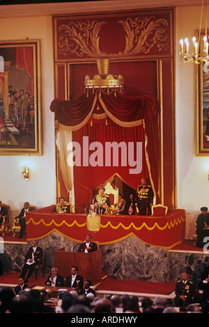 L'imperatore Haile Selassie dell Etiopia rivolgermi a questo Parlamento per il quarantesimo anniversario (2 Nov 1970) della sua incoronazione Foto Stock