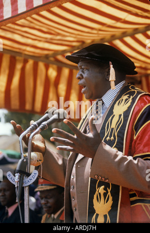 il presidente ugandese Idi Amin in in veste di Cancelliere dell'Università di Makerere in un giorno di laurea Foto Stock