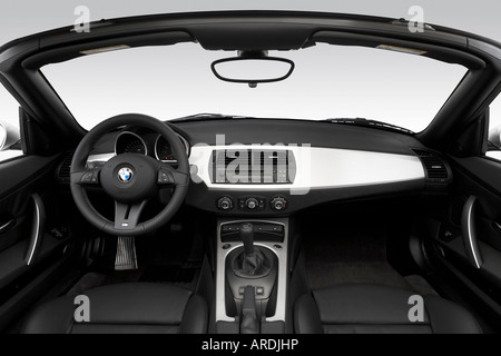 2006 BMW M Roadster in argento - Cruscotto, consolle cambio di marcia visualizzare Foto Stock