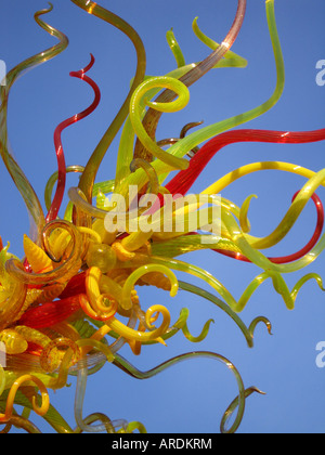 Vetro soffiato scultura astratta da artista Dale Chihuly da esposizione a Kew Gardens, Londra Inghilterra REGNO UNITO Foto Stock