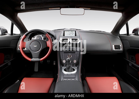 2006 Aston Martin V8 Vantage in nero - Cruscotto, consolle cambio di marcia visualizzare Foto Stock