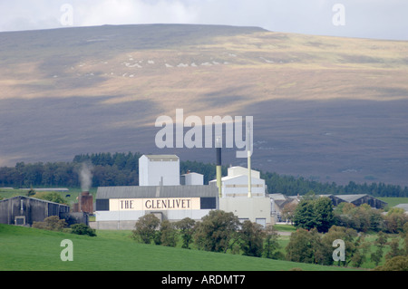 Il Glenlivet Distillery, Ballindalloch nelle colline, murene, Grampian, Scozia. XPL 3613-350 Foto Stock