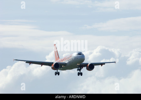 Easy Jet 737-700 London volo che arriva all'Aeroporto di Inverness. 3571-347 XAV Foto Stock