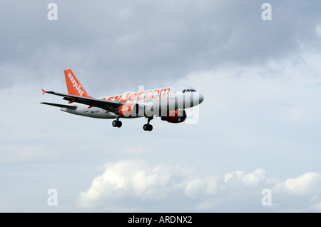 Easy Jet 737-700 London volo che arriva all'Aeroporto di Inverness. 3576-347 XAV Foto Stock