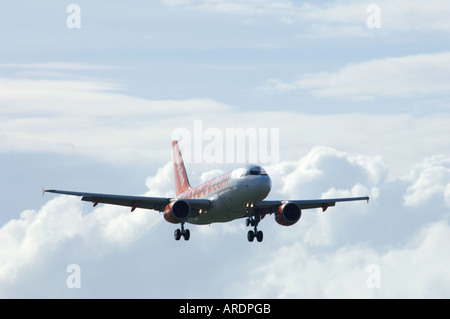 Easy Jet 737-700 London volo che arriva a Inverness Dalcross Aeroporto. 3666-354 XAV Foto Stock