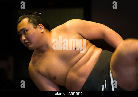 Un lottatore di sumo si prepara per il suo bout al Ryogoku Stadium di Tokyo Giappone Foto Stock