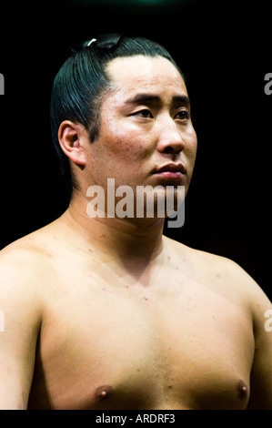 Un lottatore di sumo si prepara per il suo bout al Ryogoku Stadium di Tokyo Giappone Foto Stock