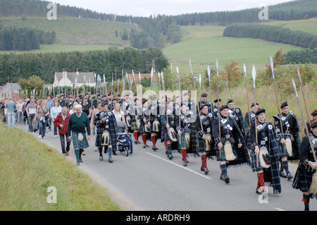Lonach Montanari marciando verso il basso il Glen al campo giochi in Strathdon. Aberdeenshire. La Scozia. XPE 3633-352 Foto Stock
