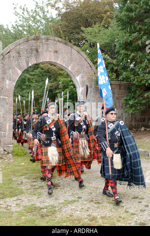 Lonach Montanari marciando verso il basso il Glen a Strathdon, Aberdeenshire. XPE 3634-352 Foto Stock