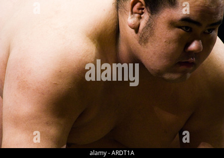 Un lottatore di sumo si prepara per il suo bout al Ryogoku Stadium di Tokyo Giappone Foto Stock