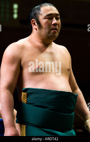 Un lottatore di sumo si prepara per il suo bout al Ryogoku Stadium di Tokyo Giappone Foto Stock