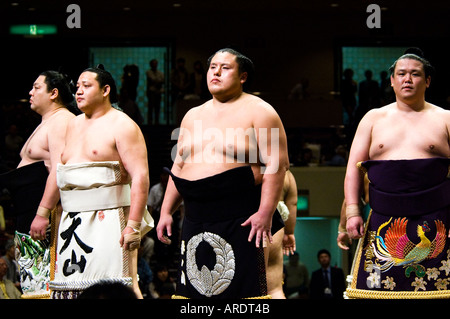 Lottatori di Sumo riposare per una cerimonia al Ryogoku Stadium di Tokyo Giappone dettaglio Foto Stock