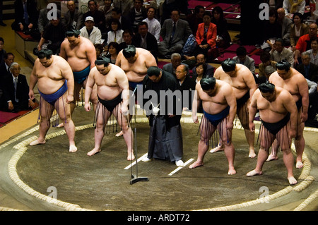 Lottatori di Sumo riposare per una cerimonia al Ryogoku Stadium di Tokyo Giappone dettaglio Foto Stock