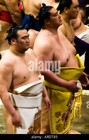 Lottatori di Sumo riposare per una cerimonia al Ryogoku Stadium di Tokyo Giappone dettaglio Foto Stock