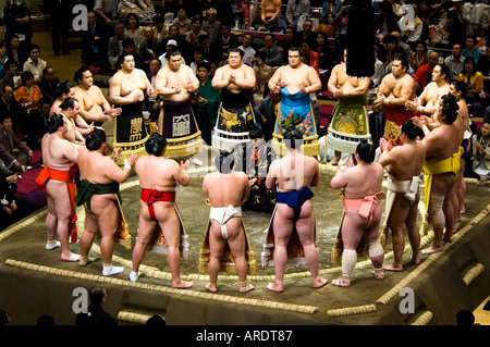 Lottatori di Sumo riposare per una cerimonia al Ryogoku Stadium di Tokyo Giappone dettaglio Foto Stock