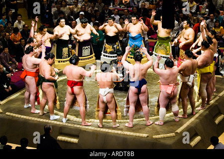 Lottatori di Sumo riposare per una cerimonia al Ryogoku Stadium di Tokyo Giappone dettaglio Foto Stock