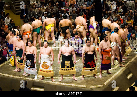 Lottatori di Sumo riposare per una cerimonia al Ryogoku Stadium di Tokyo Giappone dettaglio Foto Stock