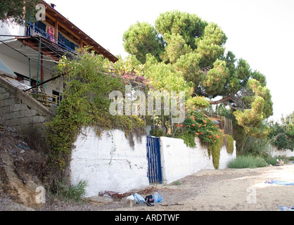 Casa sulla spiaggia a Troulos sull'isola greca di Skiathos nel gruppo di Sporadi Foto Stock