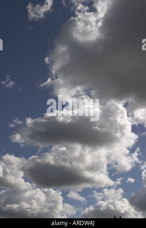 Nuvole bianche contro il cielo blu pioggia nuvole Foto Stock