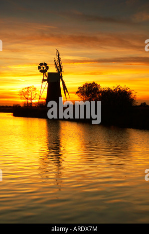 Turf Fen Mulino a vento al tramonto sulla Norfolk Broads Foto Stock