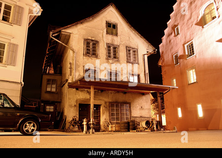 Bella strada tranquilla con un interessante casa vecchia Foto Stock