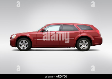 2005 Dodge Magnum sxt in rosso - Driver Profilo laterale Foto Stock