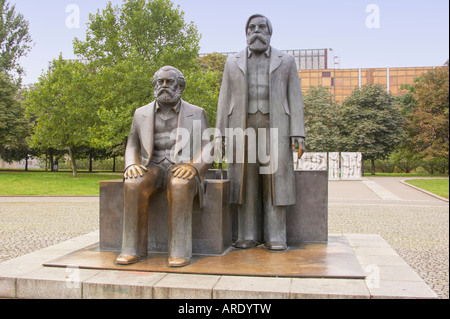 Marx ed Engels monumento Berlino Germania Foto Stock