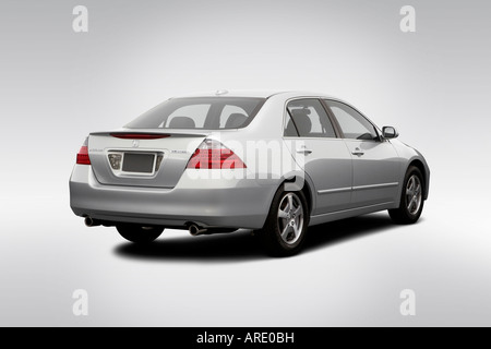 2006 Honda Accord Hybrid in argento - angolo posteriore vista Foto Stock